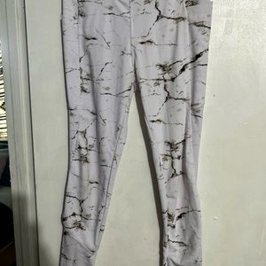 Very comfortable black and white stretchy yoga perfect pockets